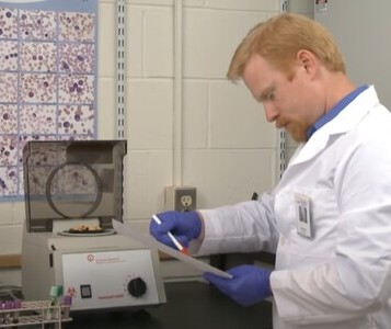 Клиника лечения наркозависимости в Касимове Врач в кабинете клиники