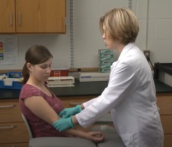 Лечение зависимости от аптечных препаратов в Касимове Врач делает инъекцию пациентке