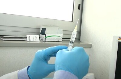 Проведение кодирования Вивитролом в Касимове Шприц с Вивитролом в руках у врача